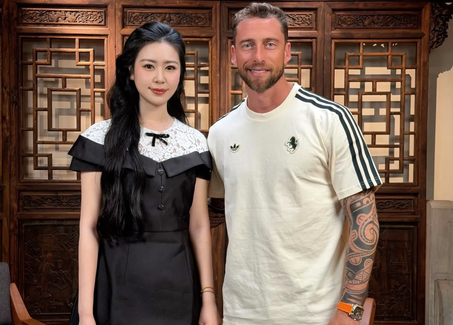 No watermark upper body renderings 𝟬𝟱𝟯𝟰𝟬#Exclusive real shot/difference between various stolen pictures and online version on the market [𝗔𝗗𝗜𝗗𝗔𝗦 Adidas Trefoil co-branded football round neck couple Same Style short-sleeved/𝗧 shirt] original order Liverpool Football Club co-branded Versatile is not picky. ✅Full set of 1:1 customized accessories ➕Customized three-label ➕𝗬𝘂𝗮𝗻 version hang tag ➕𝗹𝗼𝗴𝗼 packaging bag🔥 ➕Scan the tag to enter the official website. ✅Top Original version, ins Xiaohongshu Dewu Kuaishou and many bloggers wear it. ❤️Studio model 175/150 wears size L. It is loose and skin-friendly. Breathable. It is super comfortable for daily wear. The clover logo on the chest is very recognizable. 3D three-dimensional tailoring. The upper body is crisp and stylish. The version is loose. It covers the flesh and makes you slim. Perfectly modify the figure. The full set of accessories is customized in a one-to-one mold, striving for excellence. Good Quality is never just talk! Color; White Apricot Black Size; S M L XL XXL